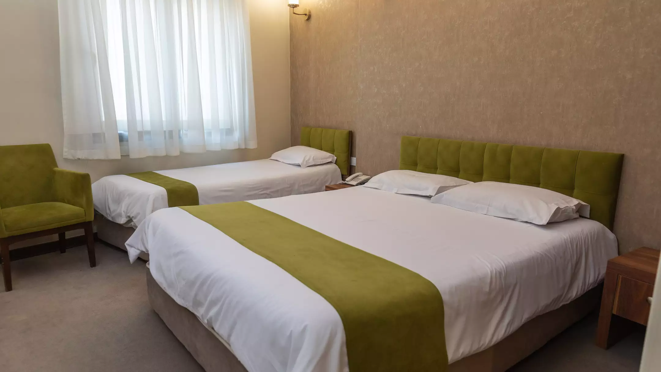 Alibaba https://cdn.alibaba.ir/ostorage/hotel-accommodation-images/674eb4dd10d0d5745be3d4c6_هتل مینو - اتاق سه تخته دبل سینگل (1).webp